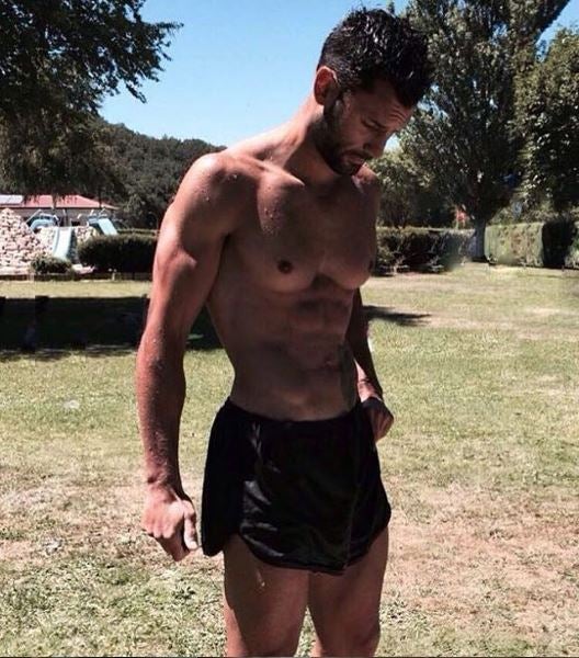 El cántabro reconoce que es fiel a un «estilo cómodo» para jugar con sus tres hijos, que le apoyan en su inmersión en la moda