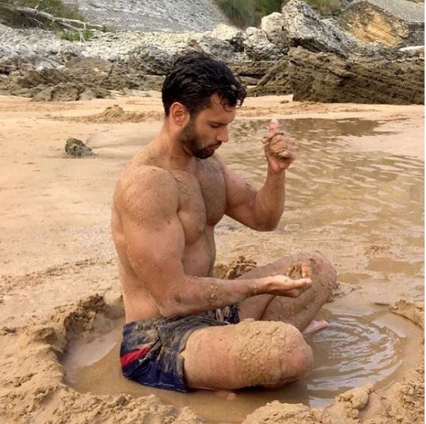 El cántabro reconoce que es fiel a un «estilo cómodo» para jugar con sus tres hijos, que le apoyan en su inmersión en la moda