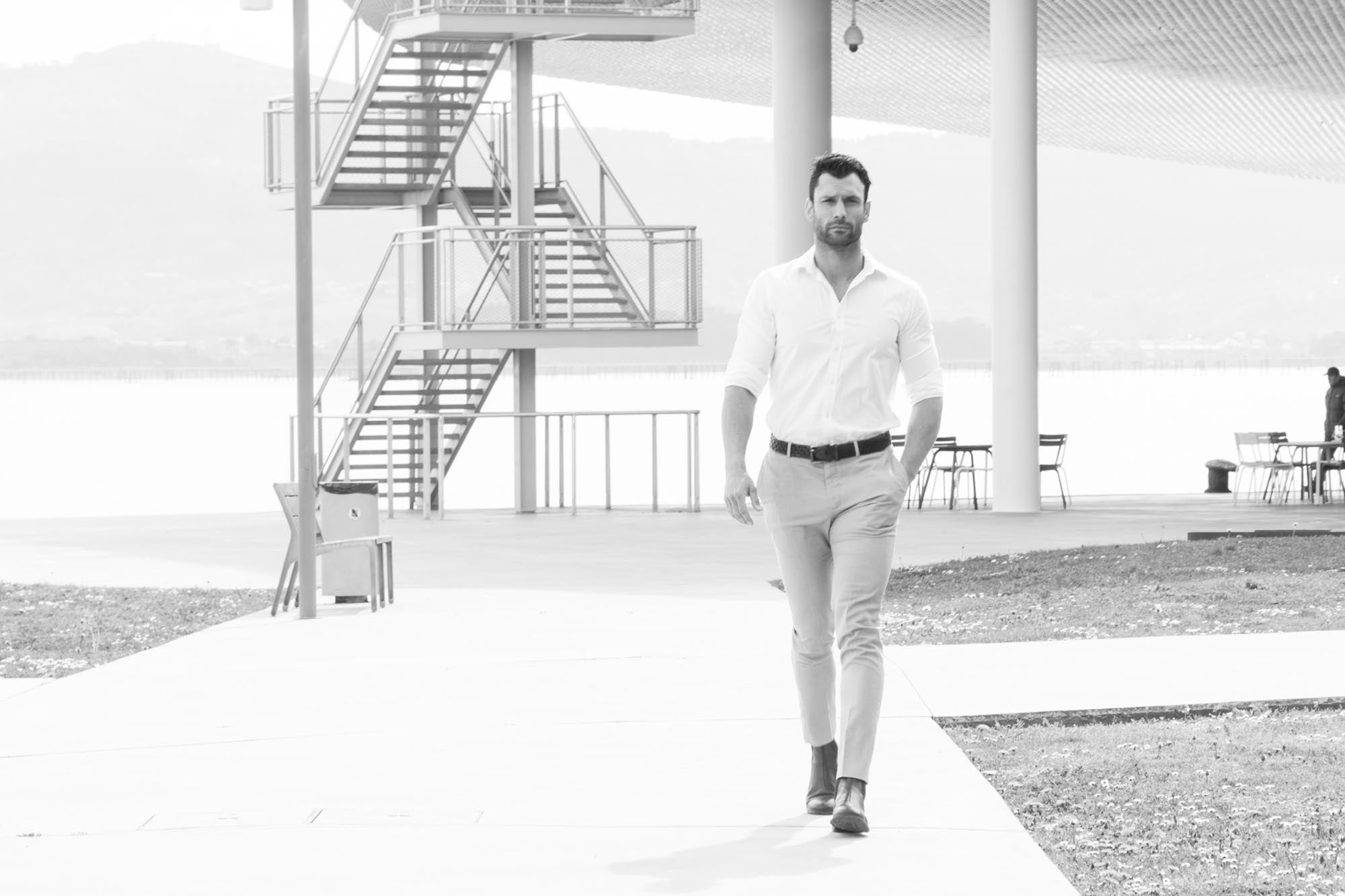 El cántabro reconoce que es fiel a un «estilo cómodo» para jugar con sus tres hijos, que le apoyan en su inmersión en la moda