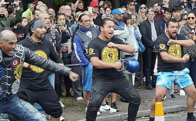 Haka de un grupo de moteros en homenaje a las víctimas de Christchurch.