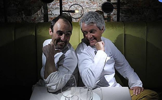 Mikel Población y Fernando Canales posan en su restaurante.