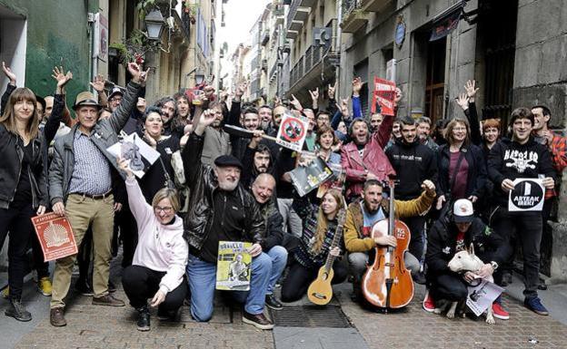 Músicos y hosteleros presentaron el sábado en Bilbao la plataforma Arteak Ireki. 