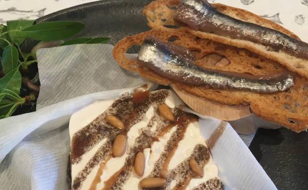 Anchoas de La Escala con mató de almendra, trufa y miel de abeto (Casañas). 