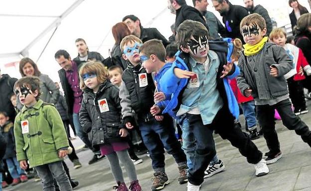 Una de las citas ineludibles en el festival basauritarra es el Txiki MAZ, una mañana rockera para peques que disfrutan los mayores. 