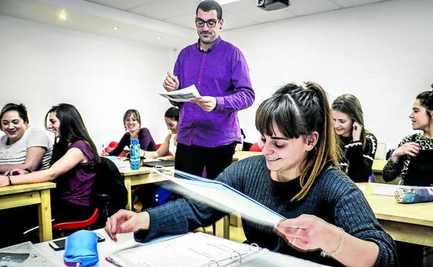 Un grupo de jóvenes estudia en una academia para preparar exámenes de oposición.