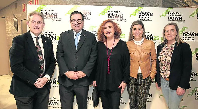 Alfonso Gil, Íñigo Pombo, Nekane Alonso, Carmen Carrón y Amaya Fernández. 