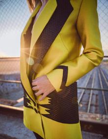 Imagen secundaria 2 - Paulina Rubio combinó el llamativo chaleco 'flúor' con una original americana del mismo color.