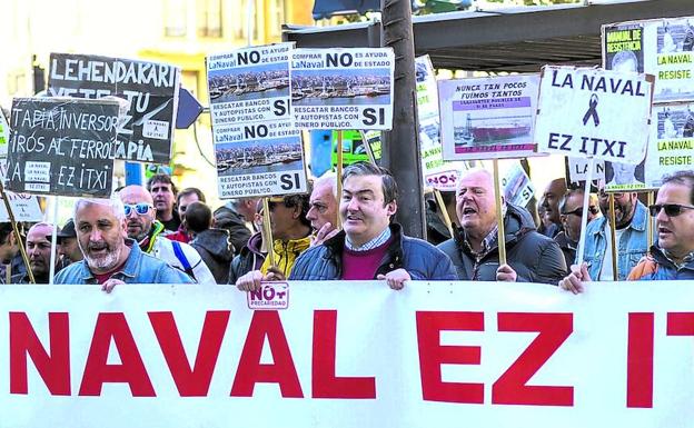 Trabajadores de La Naval se manifestaron ayer frente a una de las sedes del Gobierno vasco en Bilbao. 