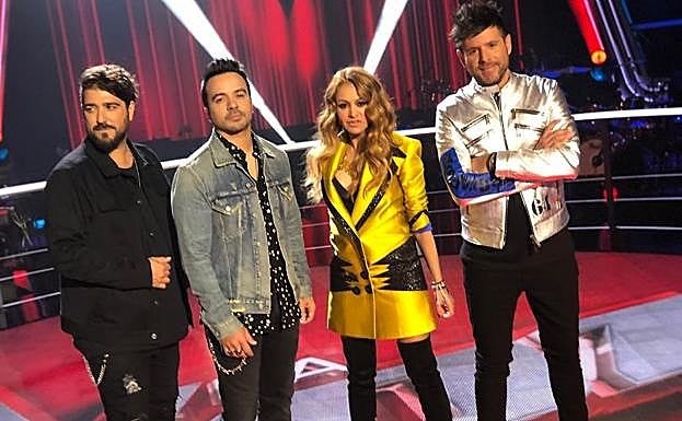 Imagen principal - Paulina Rubio combinó el llamativo chaleco 'flúor' con una original americana del mismo color.