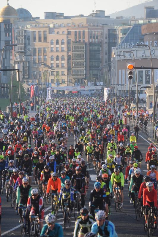 Los participantes de esta mítica prueba han tomado la salida a las 8 de la mañana y pueden completar hasta tres recorridos distintos.