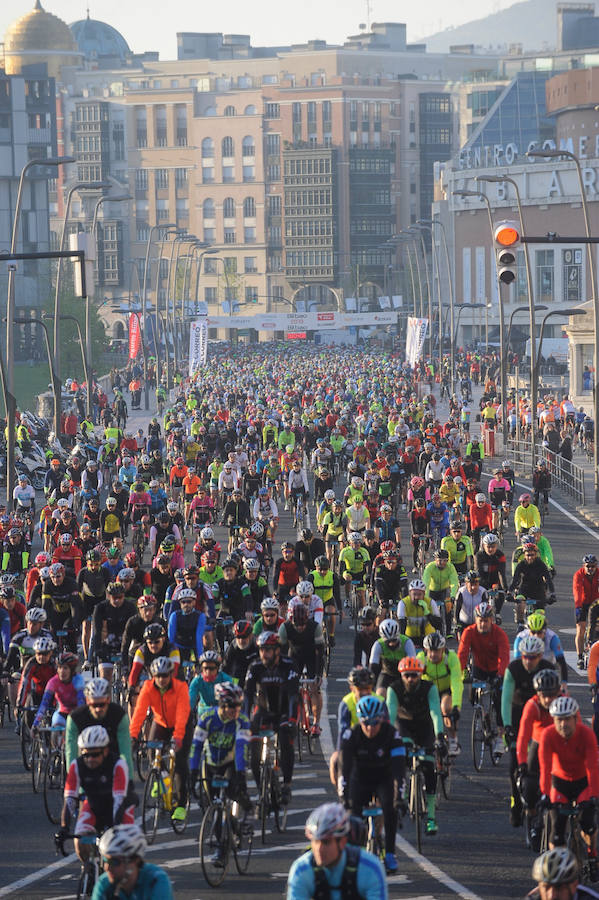 Los participantes de esta mítica prueba han tomado la salida a las 8 de la mañana y pueden completar hasta tres recorridos distintos.