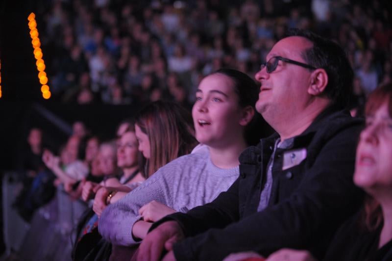 El pabellón de Miribilla se quedó pequeño para recibir a los asistentes, que disfrutaron de seis horas de música, nostalgia y diversión