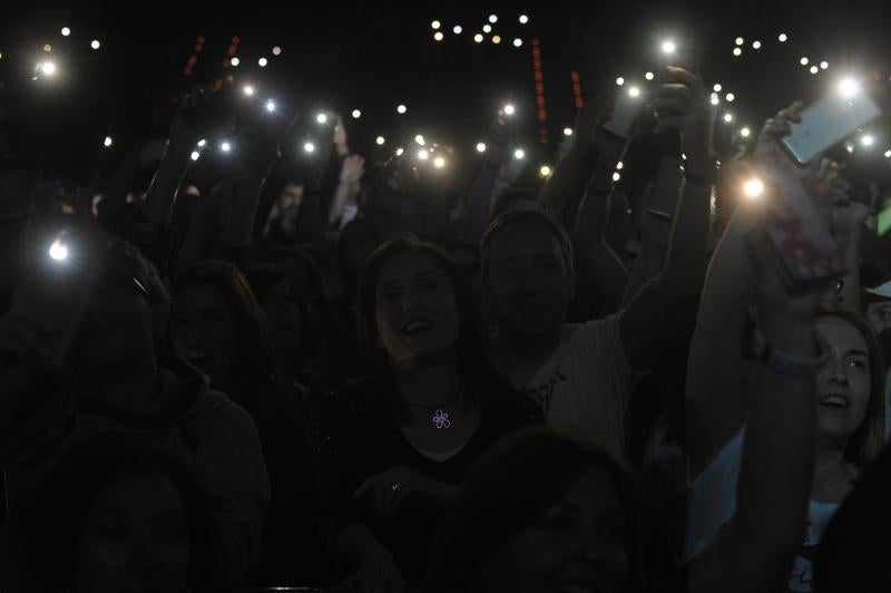 El pabellón de Miribilla se quedó pequeño para recibir a los asistentes, que disfrutaron de seis horas de música, nostalgia y diversión