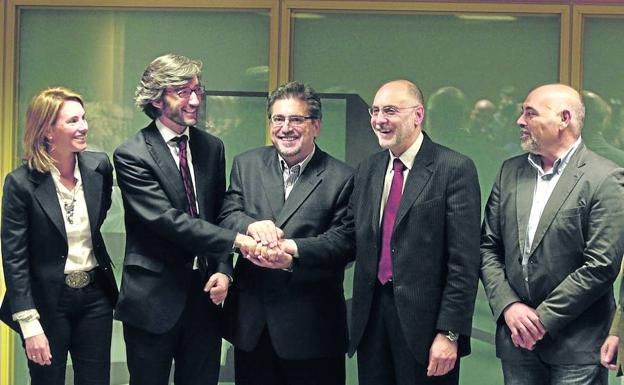 Arantza Quiroga, Iñaki Oyarzábal, Jesús Eguiguren, Rodolfo Ares y José Antonio Pastor, el 26 de marzo de 2009 en el Parlamento.