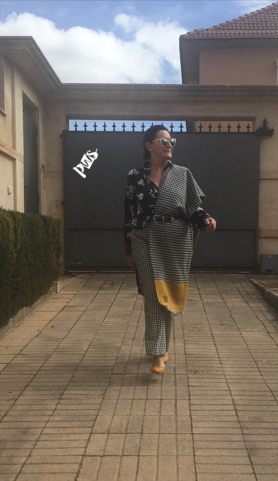 Lola Coronel. Edad: 62 años. Origen: Ciudad Real. Instagram: @lolacoronelzapata. «El 'mix&match' es una de las tendencias más arriesgadas y difíciles que han existido en el mundo de la moda. Me podéis ver con un look en el que he mezclado tres tipos de ‘prontas’: cuadros, flores y estampado de cebra. El criterio para unificar el resultado del 'outfit' y que se vea armónico y equilibrado ha sido seguir un mismo patrón cromático en todos y cada uno de los estampados que integran el atuendo».