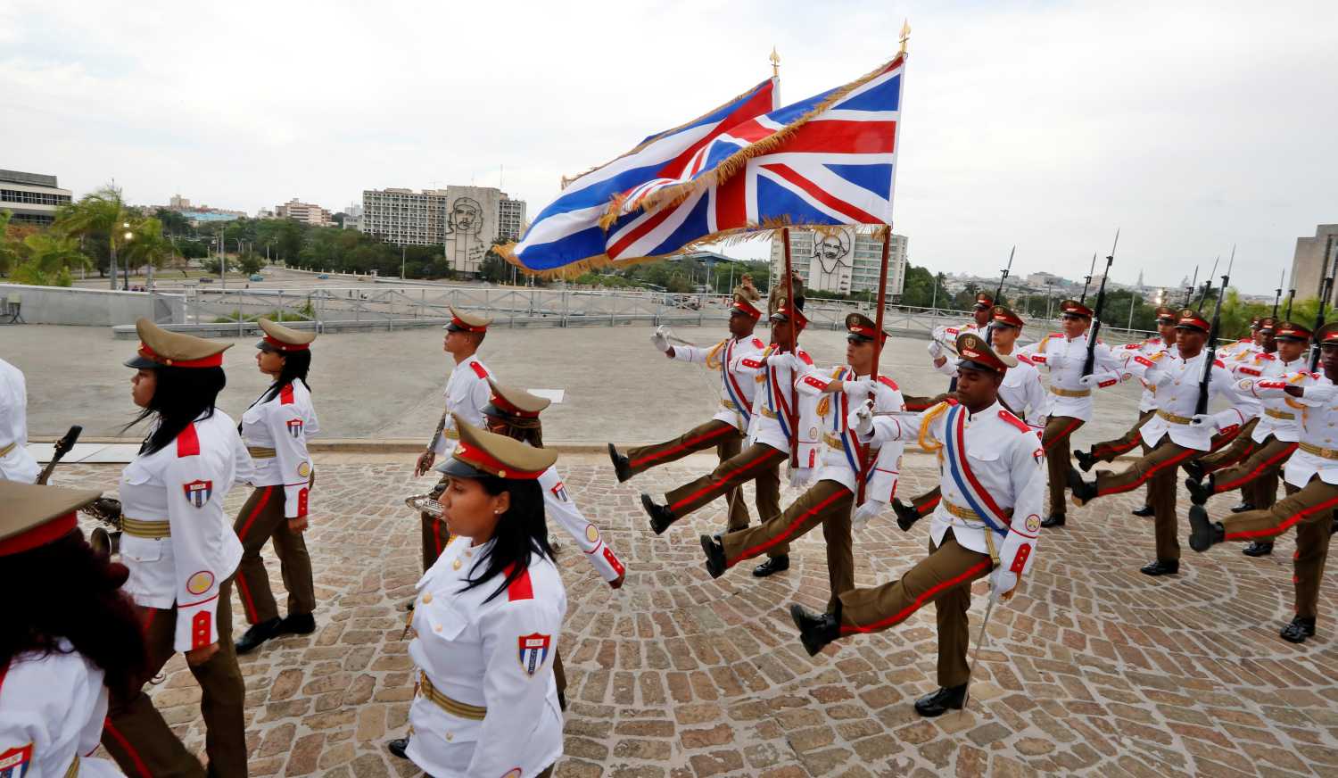 Soldados del batallón de ceremonias portan banderas de Cuba e Inglaterra durante una ofrenda floral en el monumento al héroe nacional José Martí, en la Plaza de la Revolución, en La Habana (Cuba) con ocasión del primer acto oficial del príncipe Carlos de Inglaterra y su esposa Camila, duquesa de Cornualles, en la isla.