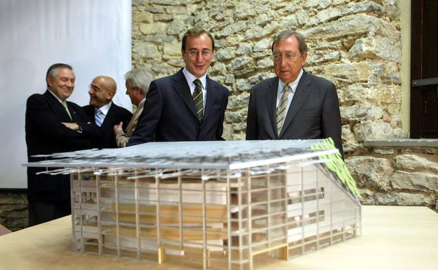 El arquitecto Juan Navarro Baldeweg muestra una maqueta de su diseño para el auditorio de La Senda al alcalde Alfonso Alonso, en 2004. 