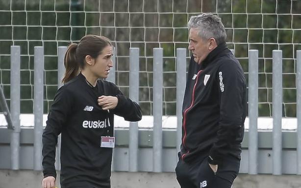 Iraia Iturregi y Joseba Agirre charlan en una imagen de archivo.