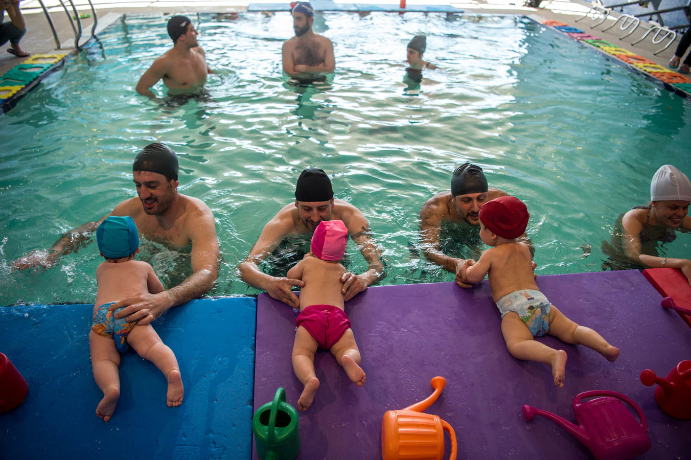 Además de defenderse en el agua, los bebés mejoran la confianza con estos ejercicios. 
