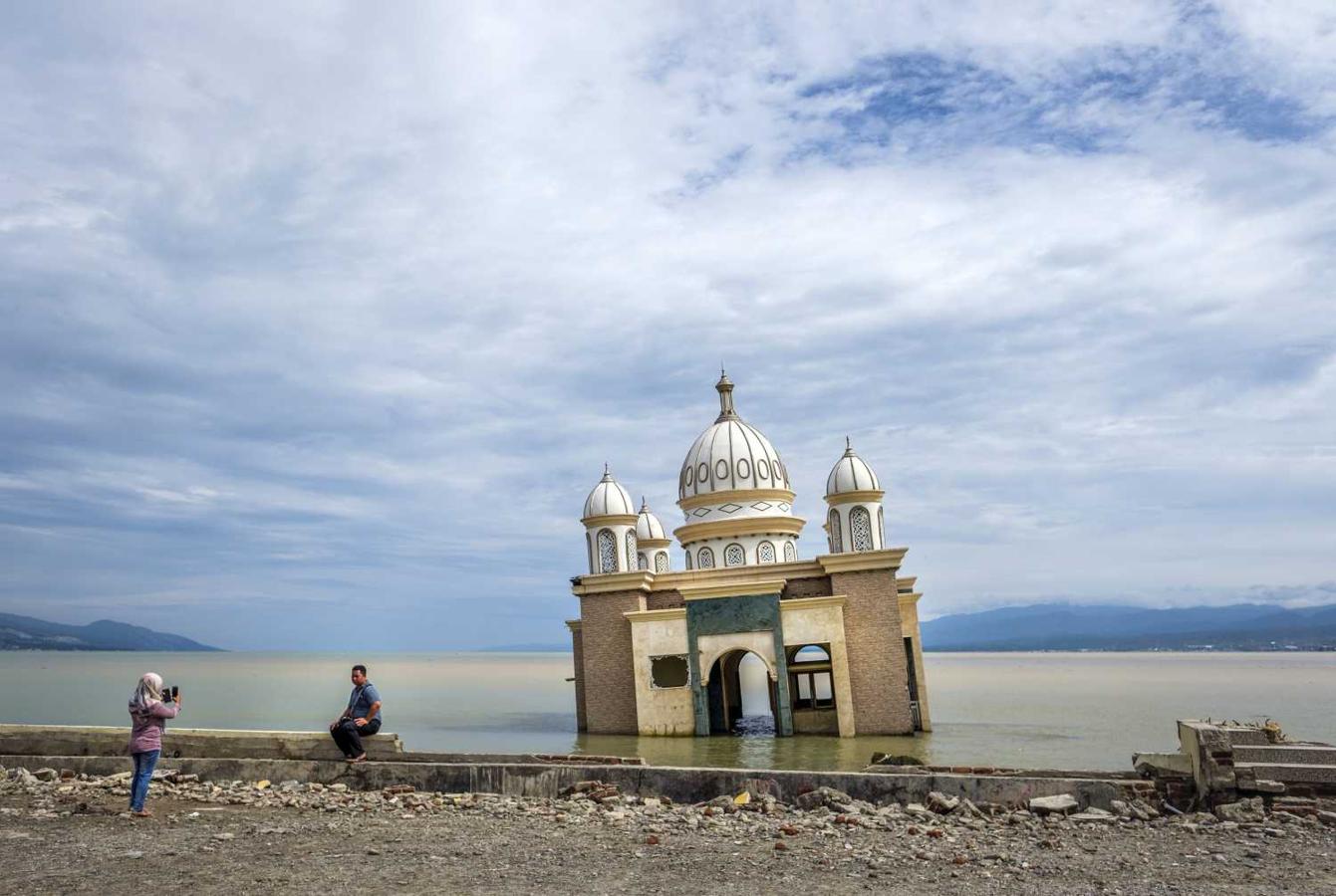 Tras el paso del devastador tsunami que arrasó hace seis meses la ciudad de Palu, en Indonesia, una mezquita sigue aguantando