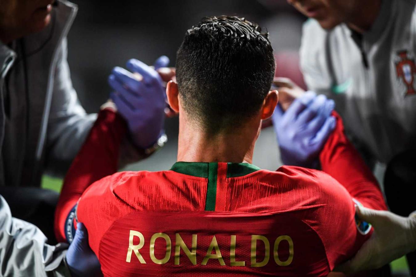 Cristiano Ronaldo, es atendido por médicos durante el partido de clasificación para la Eurocopa 2020 entre Portugal y Serbia en el estadio Luz de Lisboa