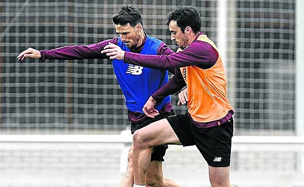Aritz Aduriz, defendido por Iñigo Lekue, participó en los partidillos de ayer en Lezama.