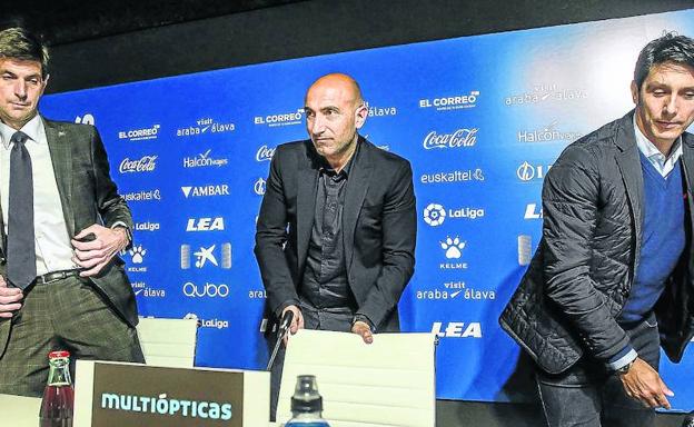 Alfonso Fernández de Trocóniz, Abelardo y Sergio Fernández, tras la última renovación del entrenador.