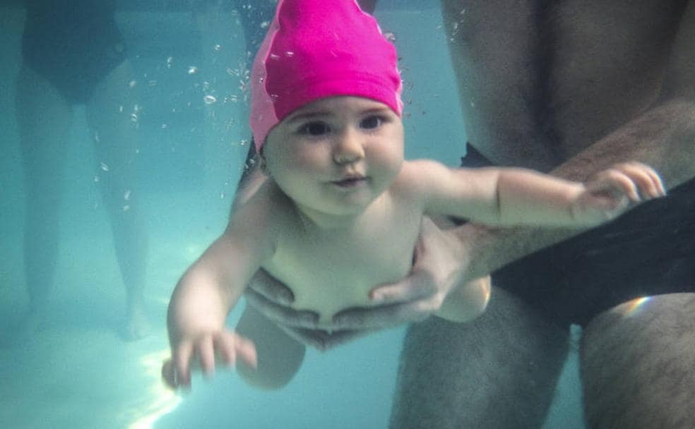 Así aprenden a nadar los bebés