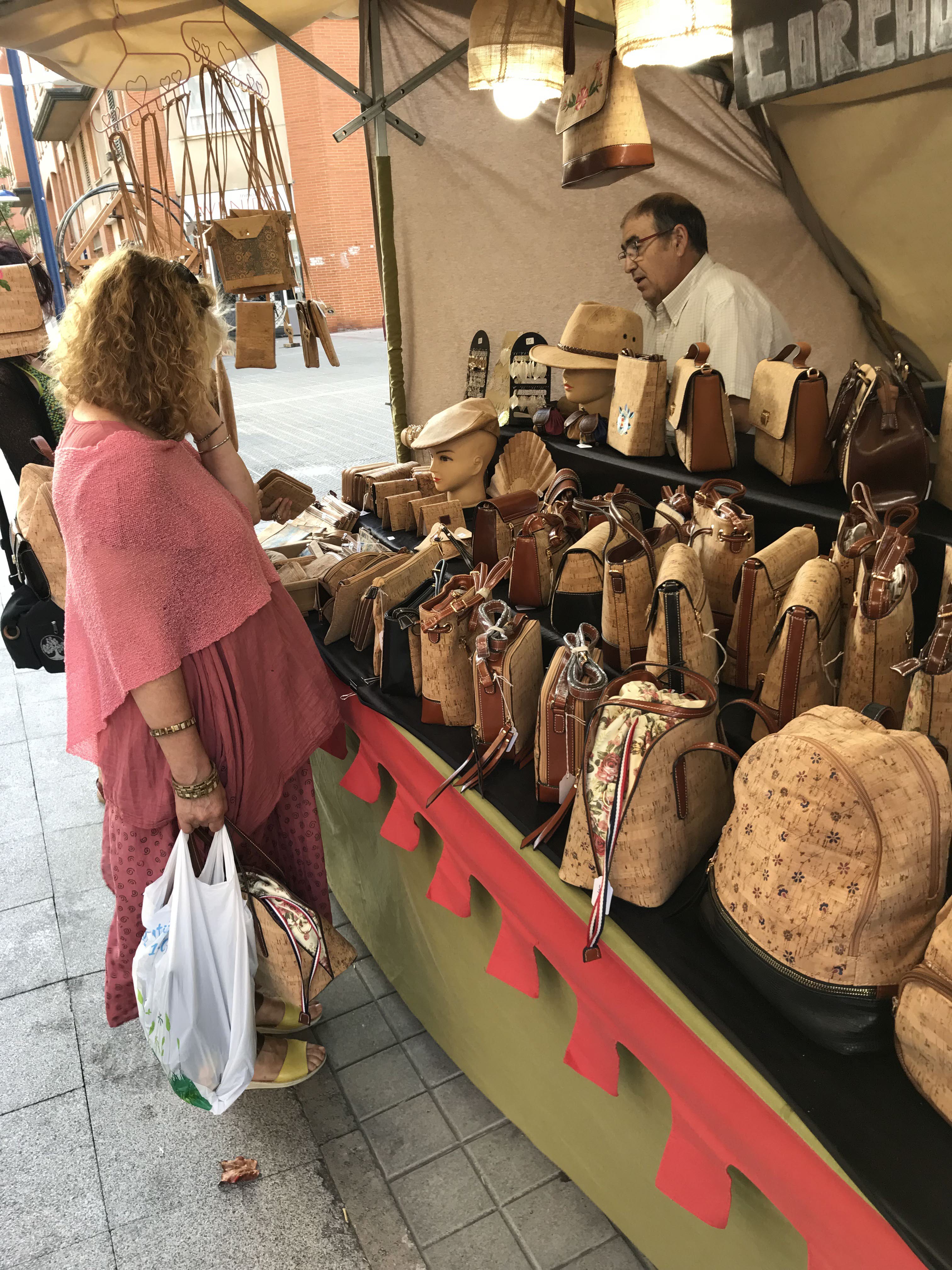El textil y los artículos de piel son los más vendido en mercadillos. 