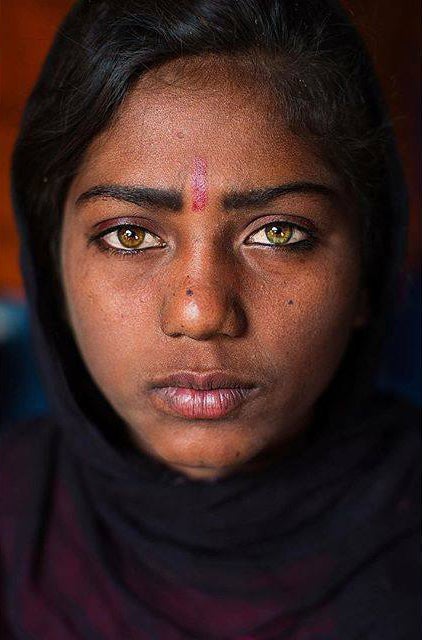 «En el desierto alrededor de Pushkar, India. Sunita, la niña de la foto, y otros niños de su comunidad viven en tiendas de campaña». 