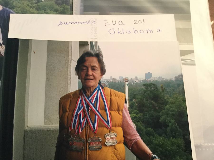 La deportista muestra las medallas conseguidas en el Masters de Oklahoma en 2011.