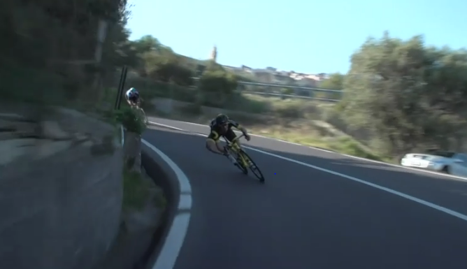 Bonifazio toma una de las curvas de la Cipresa. 