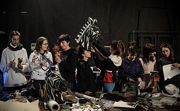 Los siete alumnos hacen prácticas de utilería con arcilla, espuma de polietileno y otros materiales junto a la coordinadora del taller, Nagore Navarro