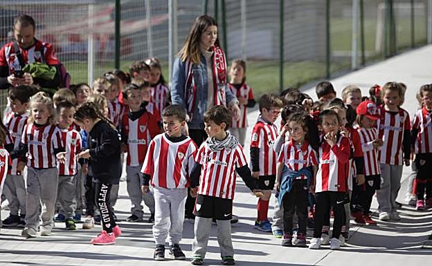 Los pequeños del Colegio Trueba, esta mañana en Lezama. 
