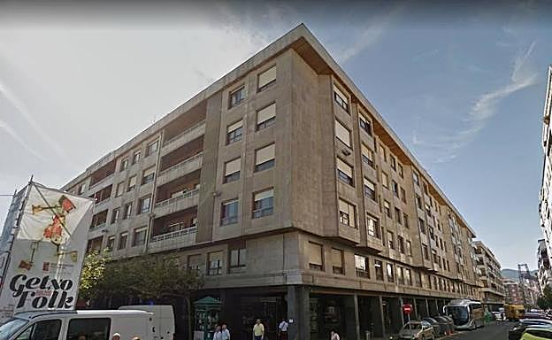 Bloque de viviendas en calle Mayor de Las Arenas.