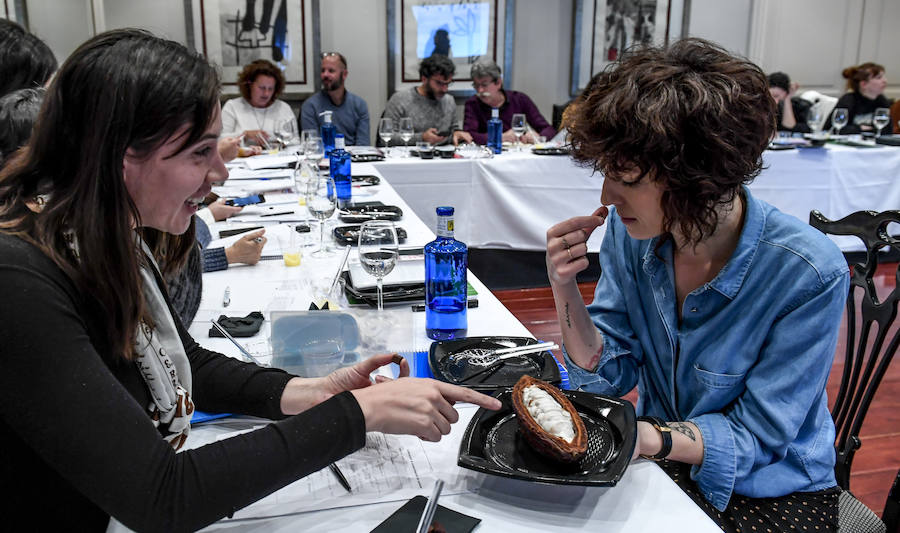 Una veintena de productores, fabricantes y gastrónomos de todo el país y de Latinoamérica participaron esta semana en un curso de iniciación a la cata en Bilbao. 