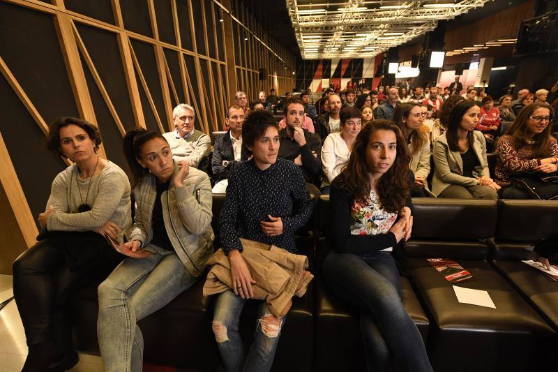 Eli Ibarra, Vanesa Gimbert, Erika Vázquez y Ainhoa Tirapu, vieron el documental desde la primera fila.