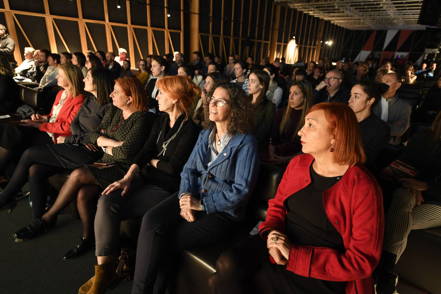 La diputada Teresa Laespada y las concejalas del Ayuntamiento de Bilbao Oihane Agirregoitia, Itziar Urtasun, Inés Ibáñez de Maeztu, Beatriz Marcos y Carmen Muñoz acudieron a la presentación.