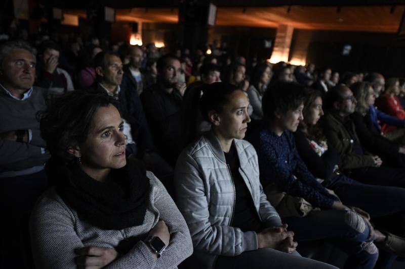 Eli Ibarra y Vanesa Gimbert siguen el documental junto a las jugadoras y el cuerpo técnico.