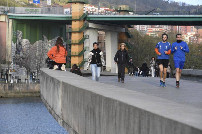 Paseantes, turistas y deportistas, la estampa habitual en el Guggenheim.