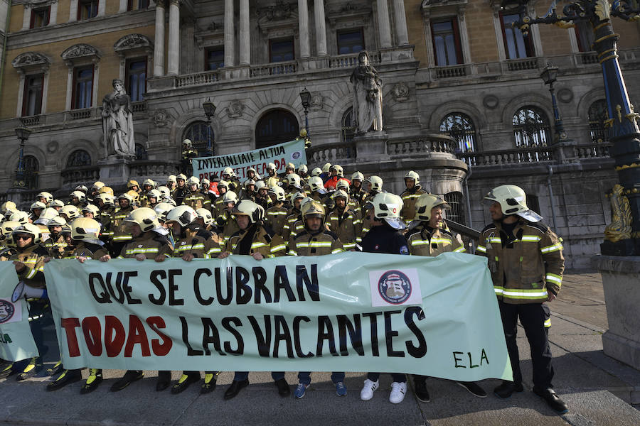 Protesta de los bomberos a las puertas del Ayuntamiento.