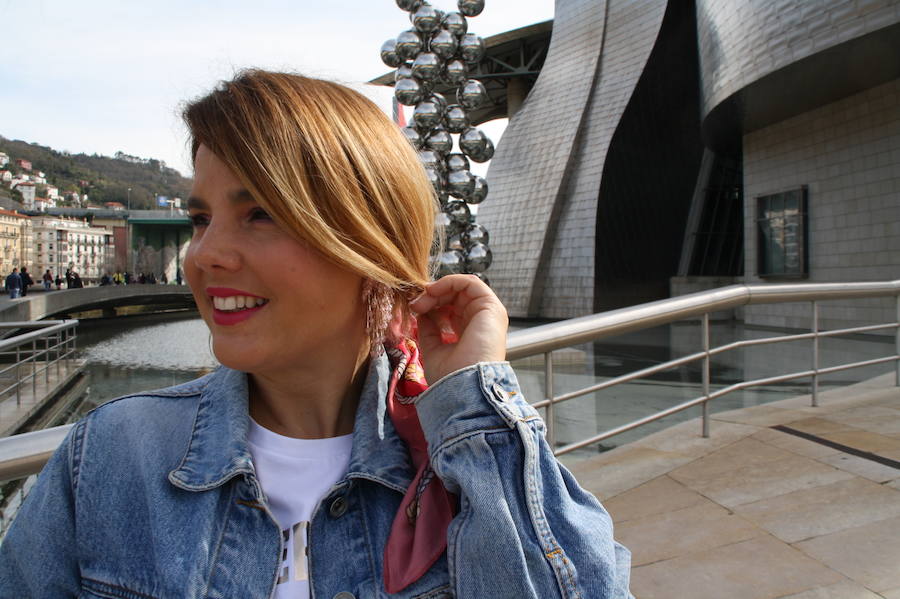 Con vaquera le da un toque más informal.