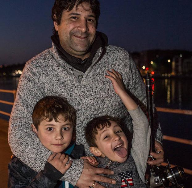 Rubén, Xabier y Dani, recogiendo sus bártulos de pesca tras una jornada poco fructífera.