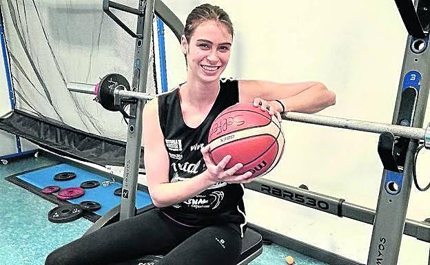 Agurtzane Egiluz posa en un descanso de un entrenamiento con el Zuzenak.