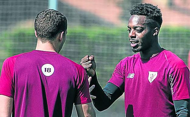 De Marcos y Williams rifan una jugada ayer en Lezama.