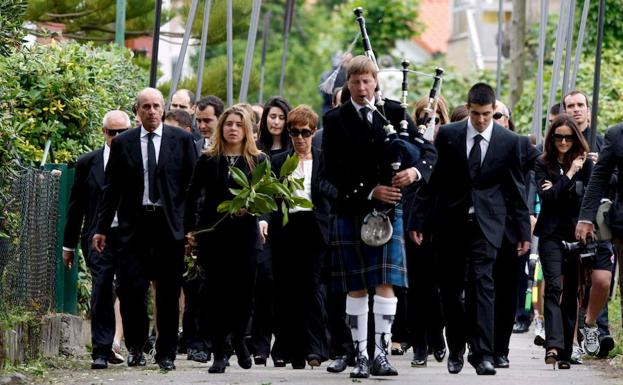 John Stewart, junto a familiares del difunto, encabeza el cortejo fúnebre de Severiano Ballesteros en mayo de 2011. 