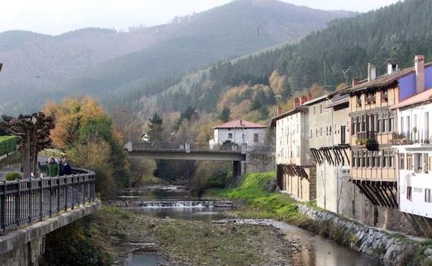 Cauce del río Nervión a su paso por el núcleo urbano de Orozko. 