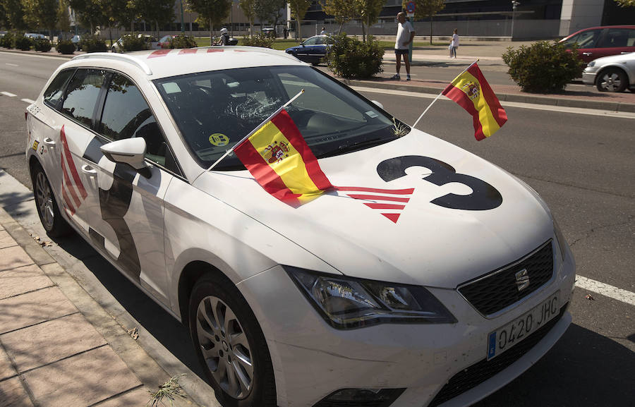 Un coche de TV-3 al que le han colocado banderas de España.