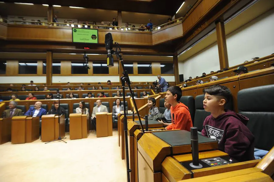 Fotos: Jornada de puertas abiertas en el Parlamento vasco