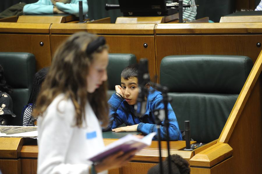 Fotos: Jornada de puertas abiertas en el Parlamento vasco